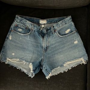 Abercrombie & fitch distressed boyfriend shorts, mid rise curve love!